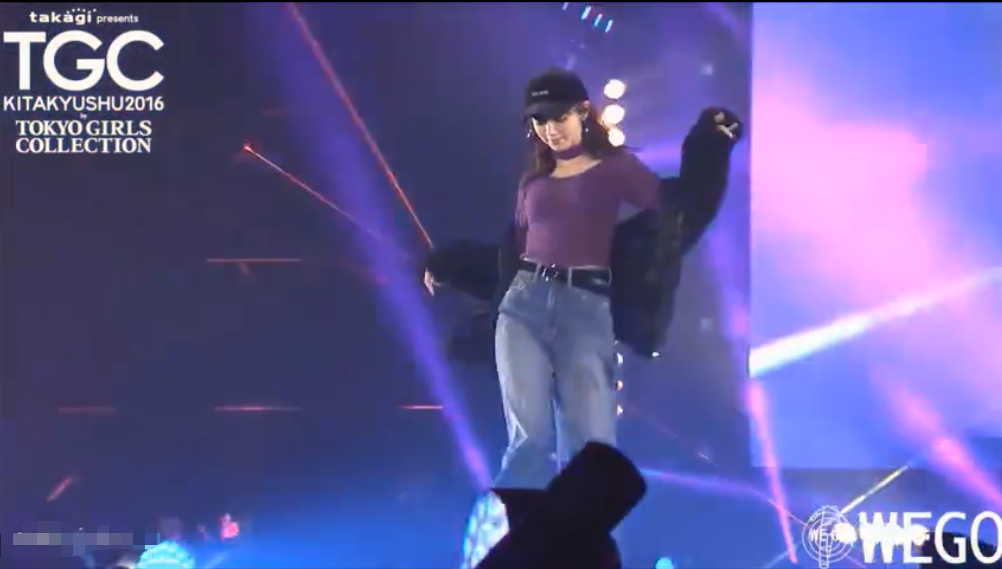 t台上的池田依来沙,在了解她的胸围后,观众不淡定了!