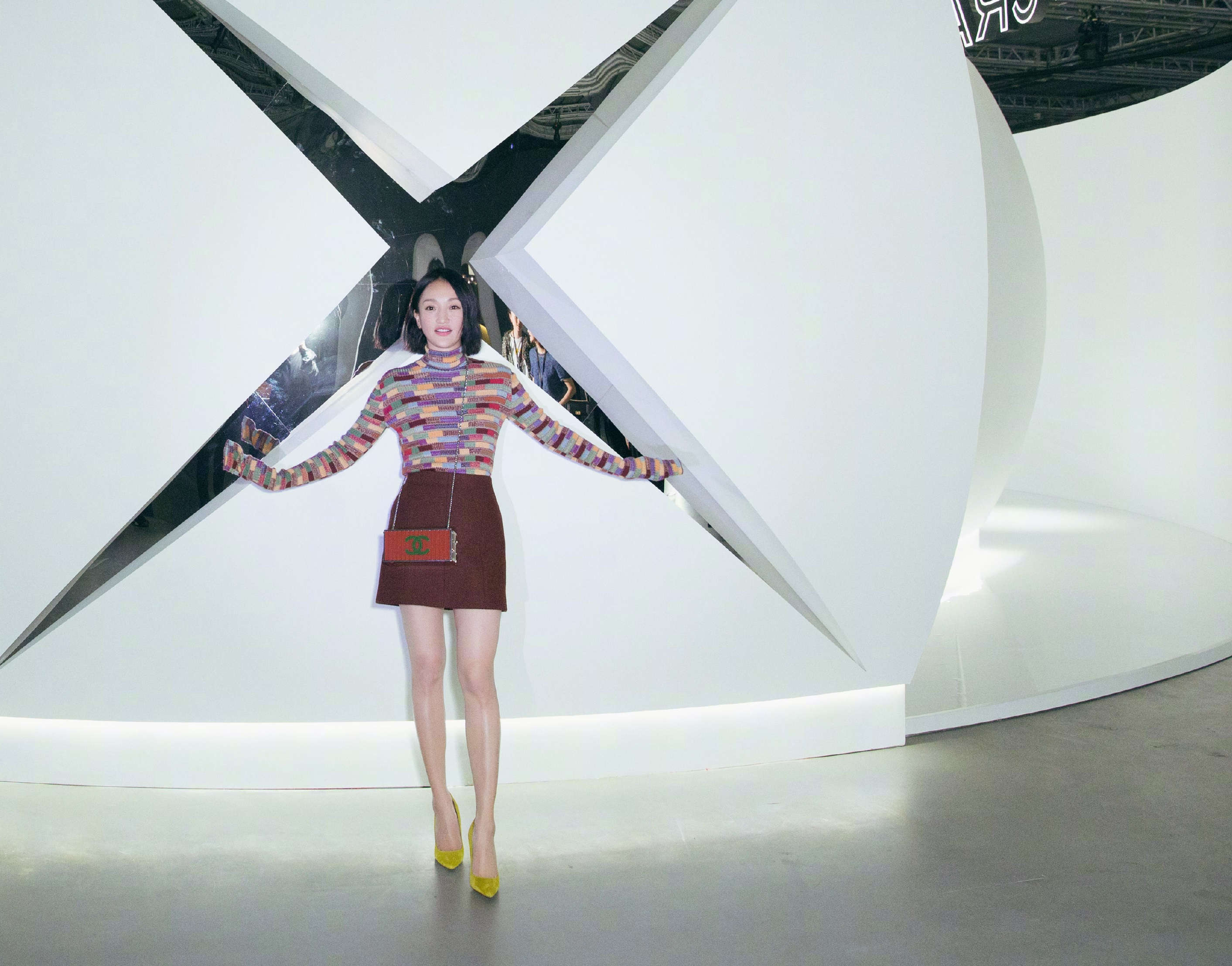 周迅真会穿,短款外套搭配直筒裤又瘦又美,跟她学小个子穿搭技巧