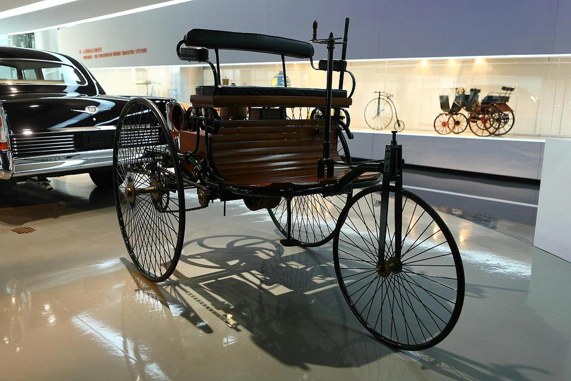 卡尔·本茨于1885年研制出第一辆汽车,开启四轮时代.