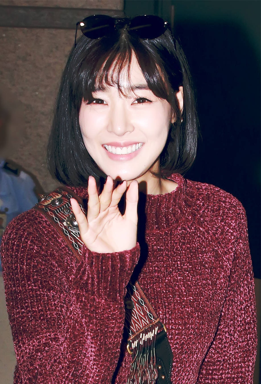 tiffany黄美英现身韩国机场,她笑容甜美,还是当初的甜豆啊