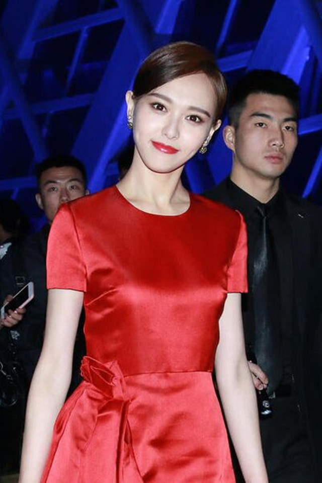 简直惊为天人,小编给郑爽穿红裙打98分. 转载自百家号作者:小萌妹哒哒