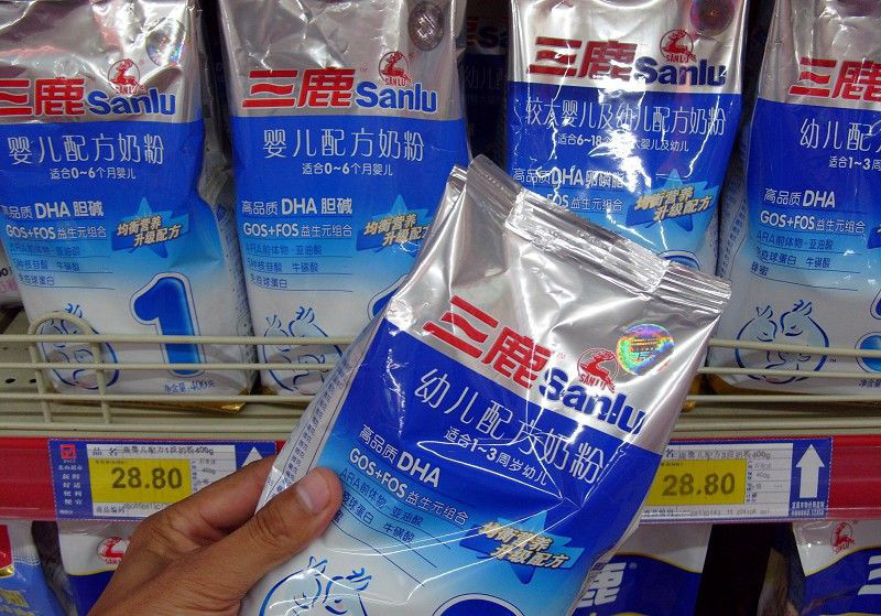 还记得当年喝三鹿奶粉的"大头娃娃",如今怎么样了?网友:心疼