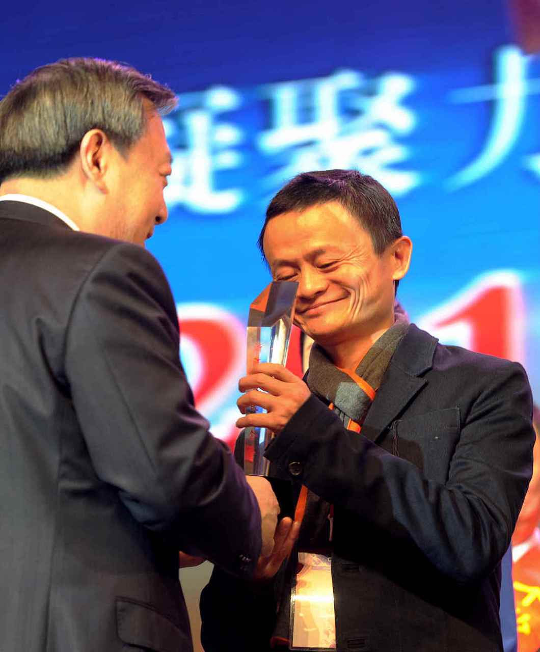 马云亲口确认:花呗借呗额度冻结?网友回应已解冻!