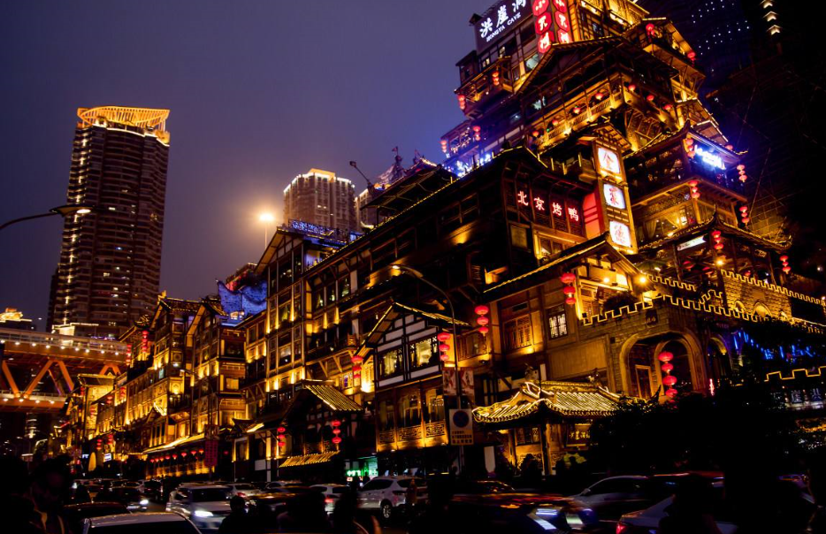 探访古丝绸之路:到达我们旅程的第一站,重庆夜晚的景色十分迷人