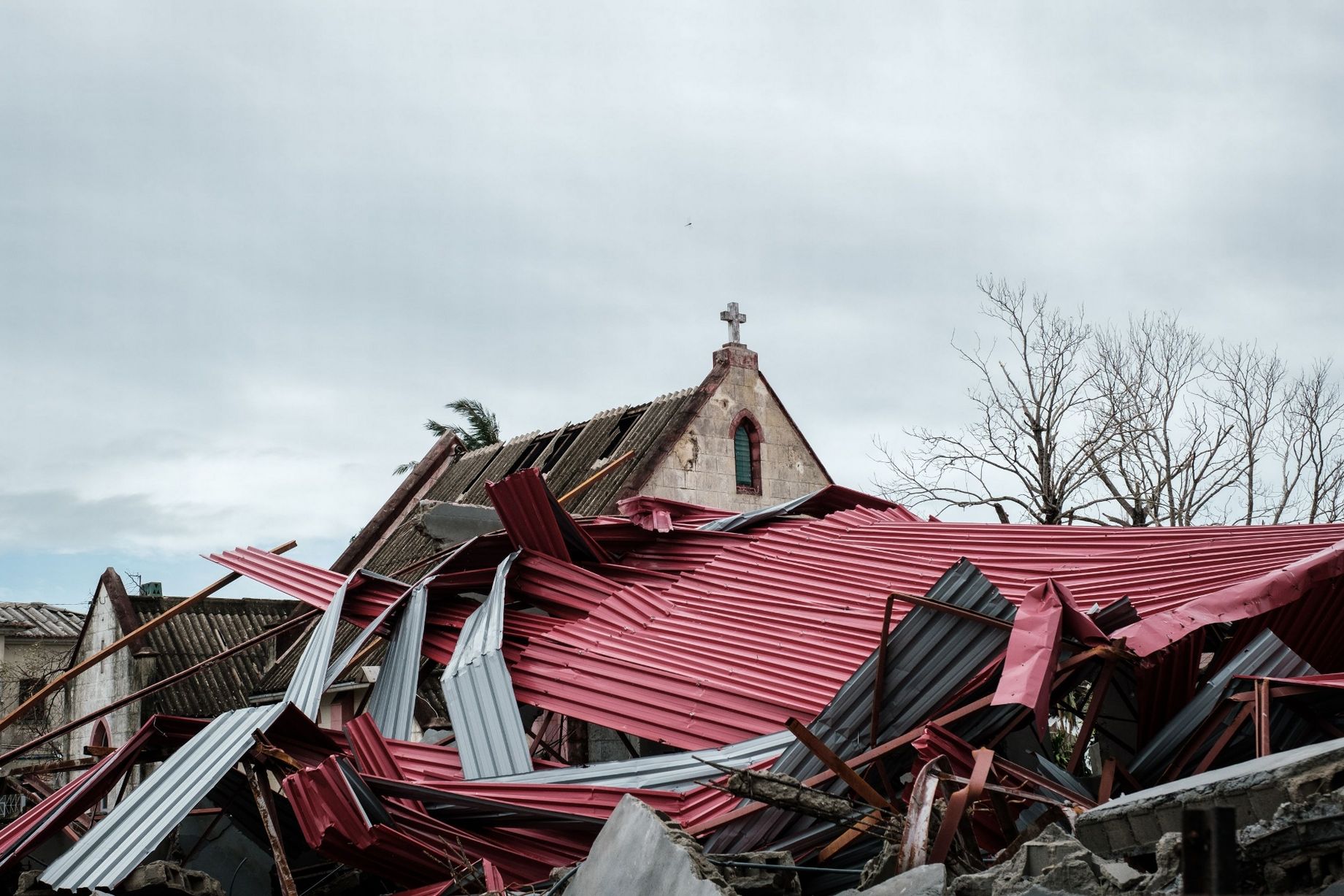 莫桑比克贝拉的飓风摧毁了盎格利卡纳科曼豪教堂的一部分建筑.