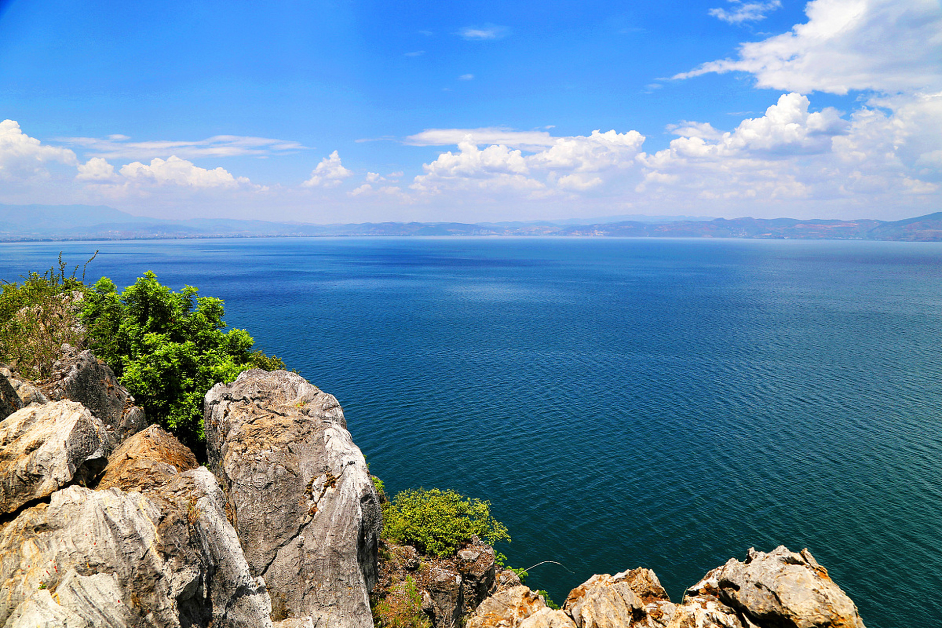 抚仙湖位于中国云南省玉溪市澄江县以南5公里处,是云南省的著名景点之