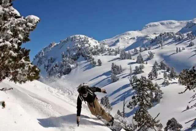 比利牛斯山滑雪图片