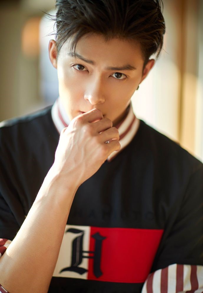 近日:张铭恩应官方邀请现身亚洲首秀,黑色品牌t恤内搭红白条纹衬衫