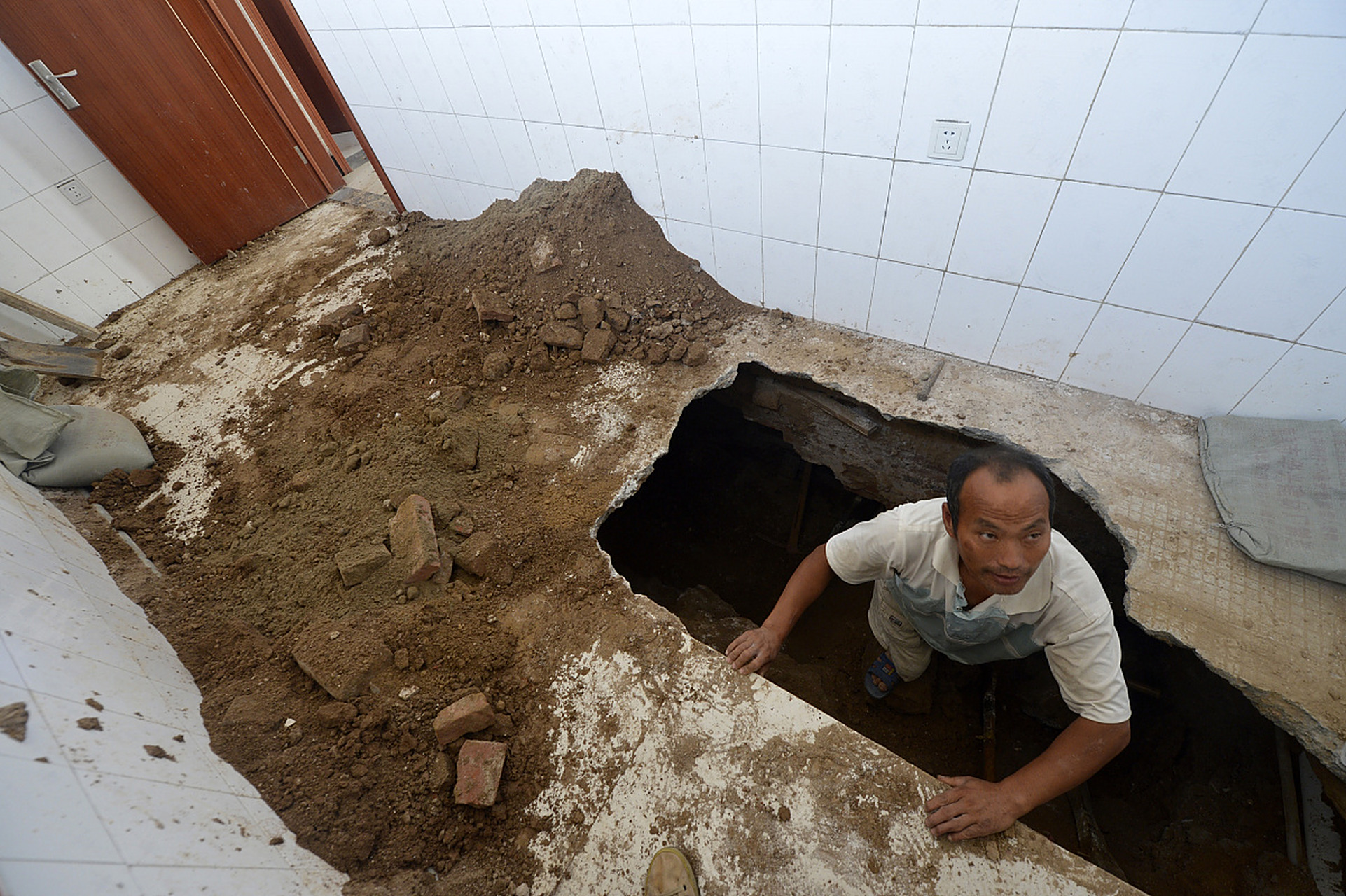 四川一男子挖茅坑,结果挖出一只宋代金碗,刚要伸手去捡起来的时候