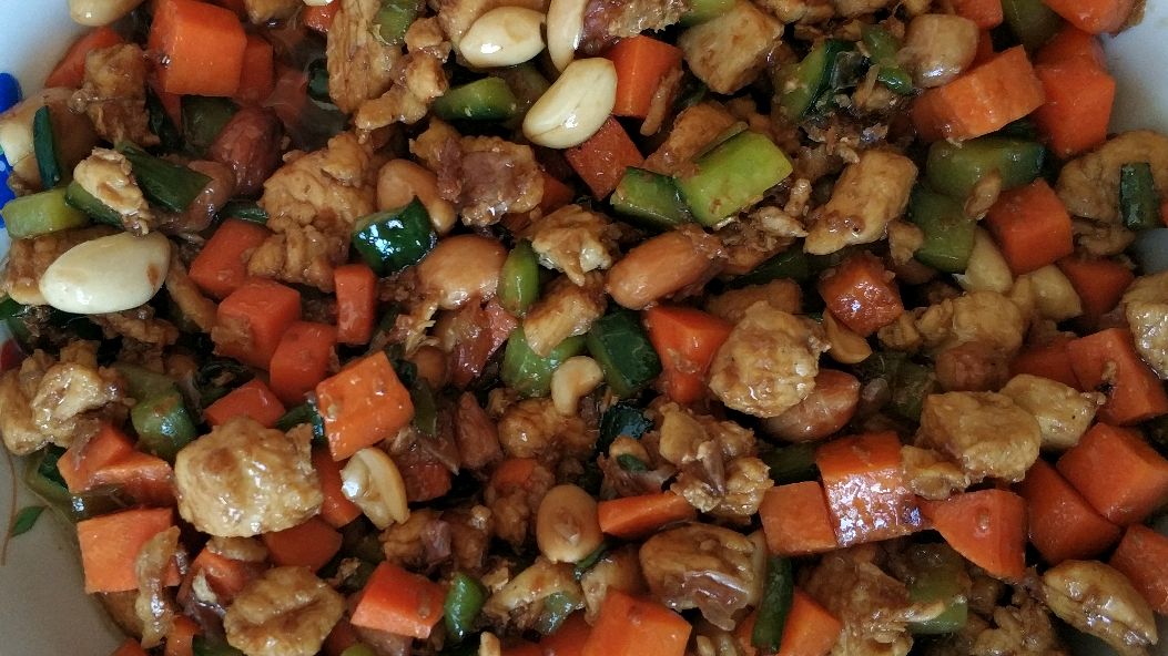 香脆可口肉嫩多汁酸甜美味的宫保鸡丁就做好了