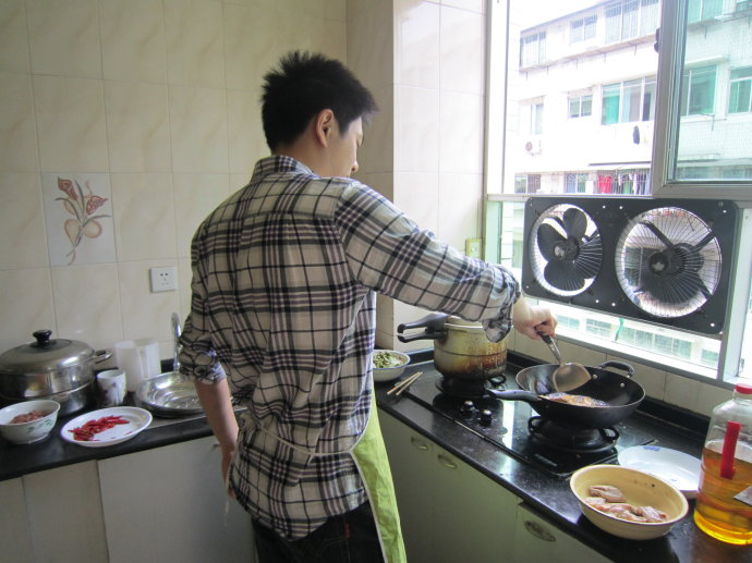 男生在家做菜照片图片