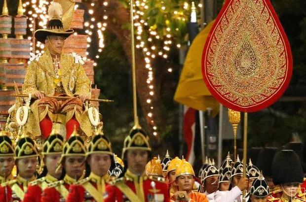 拉玛十世坐16人抬的"黄金圣轿"出行霸气十足,臣民甘愿跪在两边