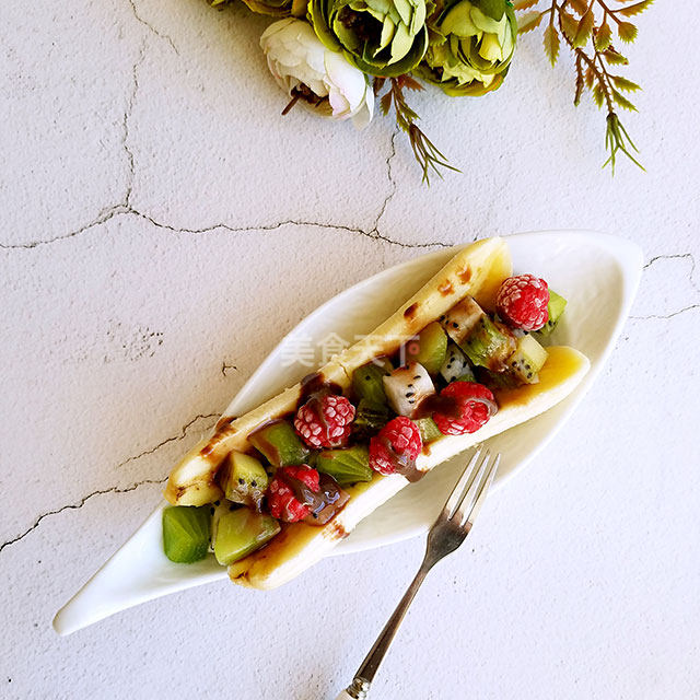 饭后来个小甜点,做个香蕉船,满满的水果超满足