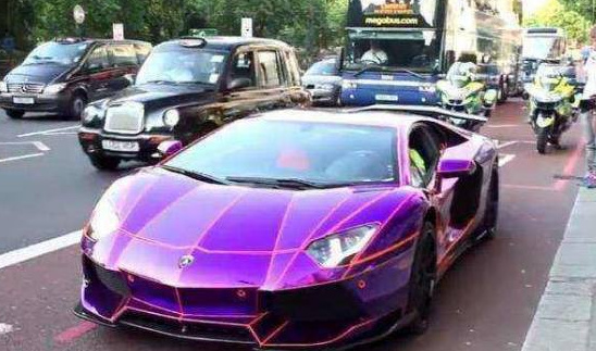 街头这辆"魅力紫"的兰博基尼违规停车,交警看到车牌有些懵啊