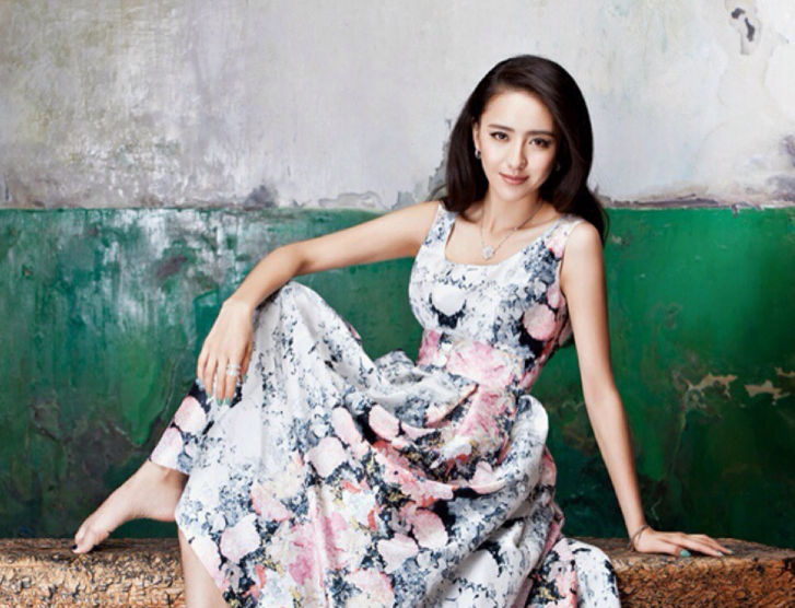 人妻佟丽娅:性感高跟鞋配丝袜,看了让人蠢蠢欲动!