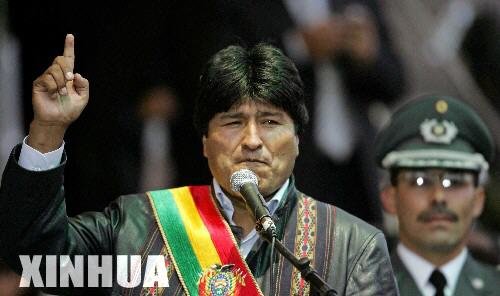 玻利维亚总统访华 向人民英雄纪念碑敬献花圈