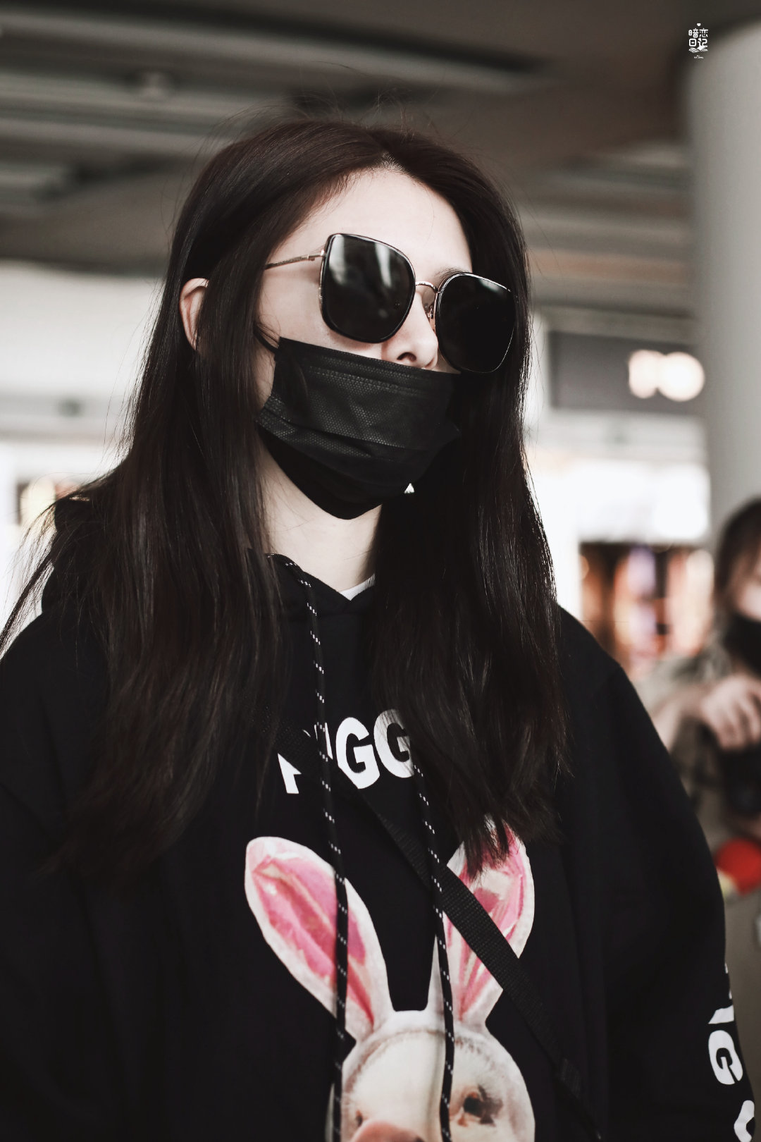 傅菁戴着黑色墨镜和黑色口罩遮面,遮捂严实.