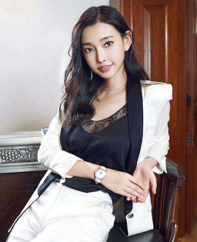 童菲,主演过《悠然见南山》的女主,让观众印象深刻.