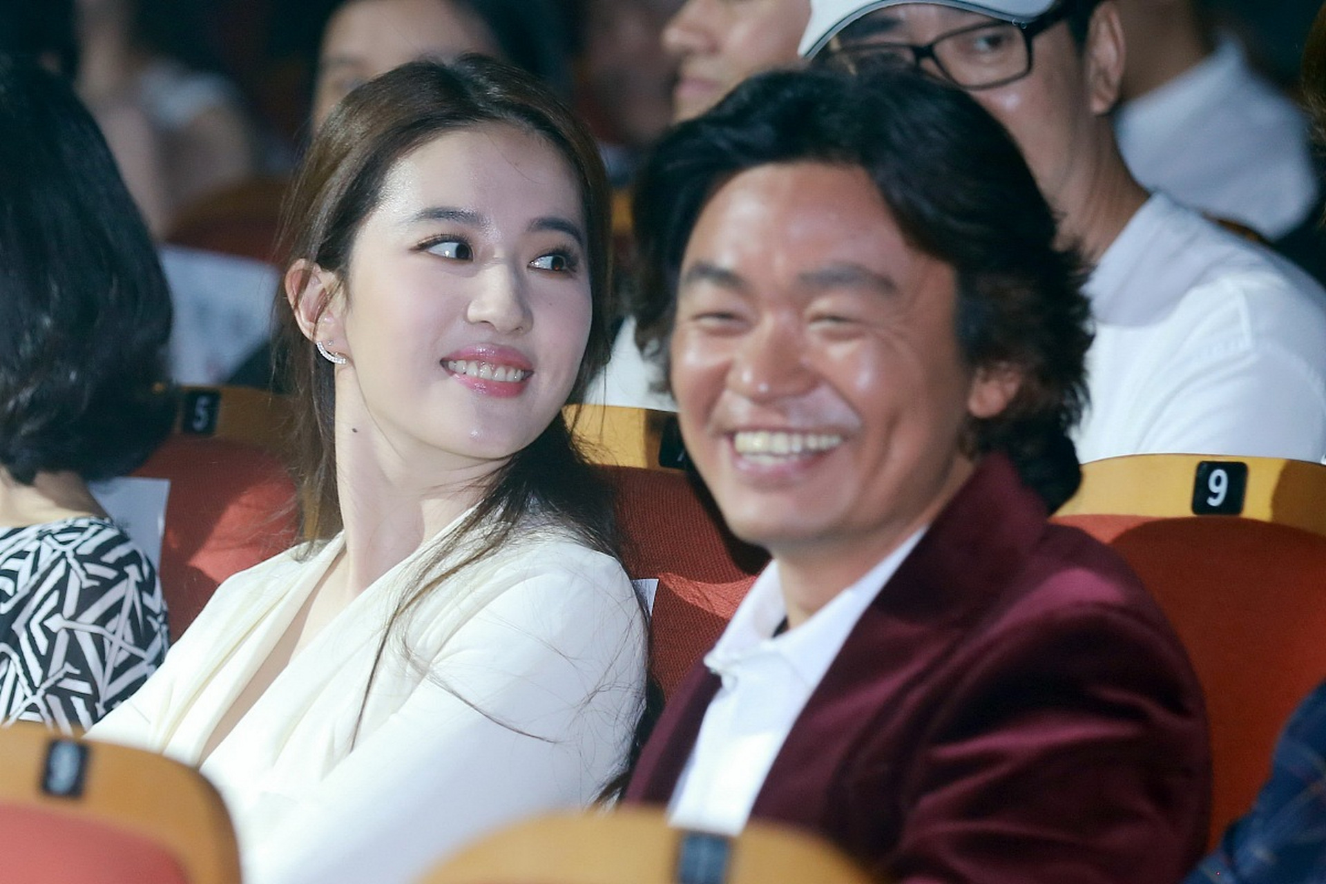 刘亦菲王宝强同框画面太美了,一黑一白尽显反差萌!