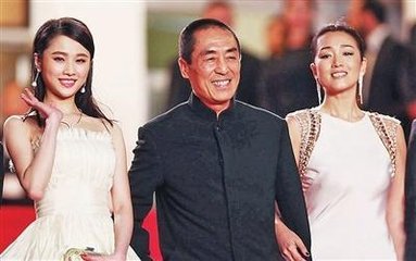 她对张艺谋的"礼貌腿"火了,修养堪比林志玲,网友纷纷路转粉