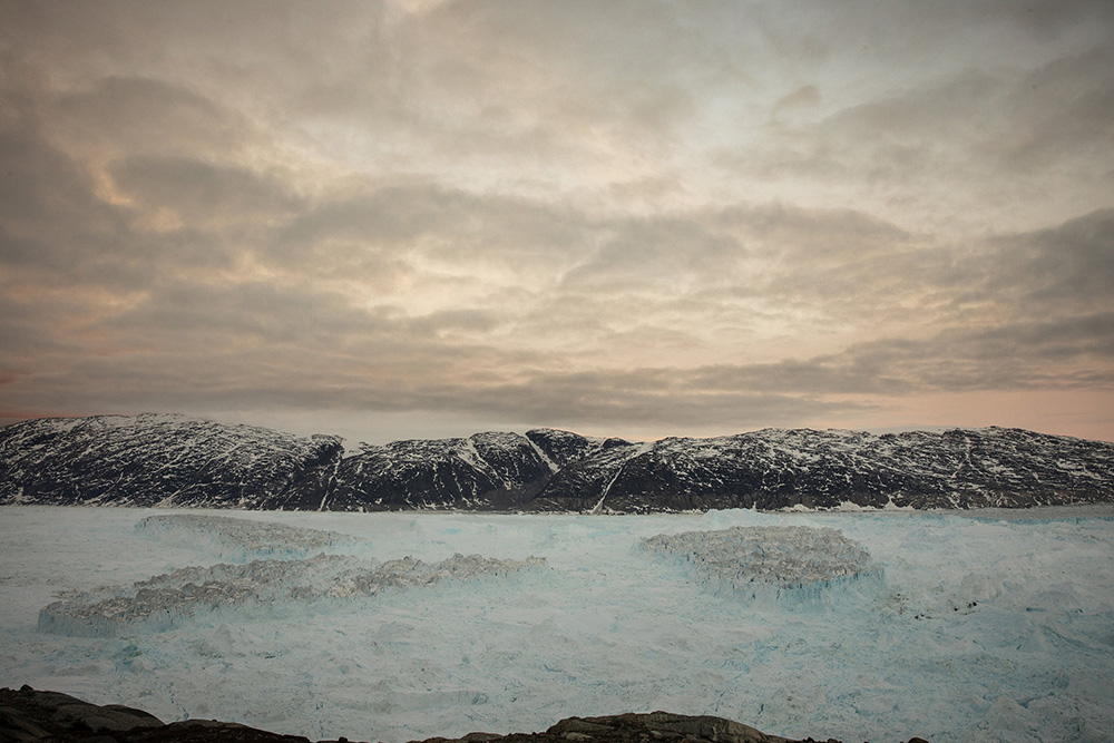 全球变暖的冰山一角:科学家拍下北冰洋巨型冰山分裂震撼过程