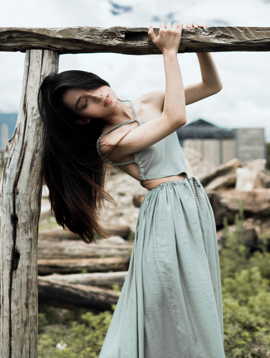 美图摄影:清瘦的俏美女孩 如天边的浮萍摇曳在白云和绿草之间!