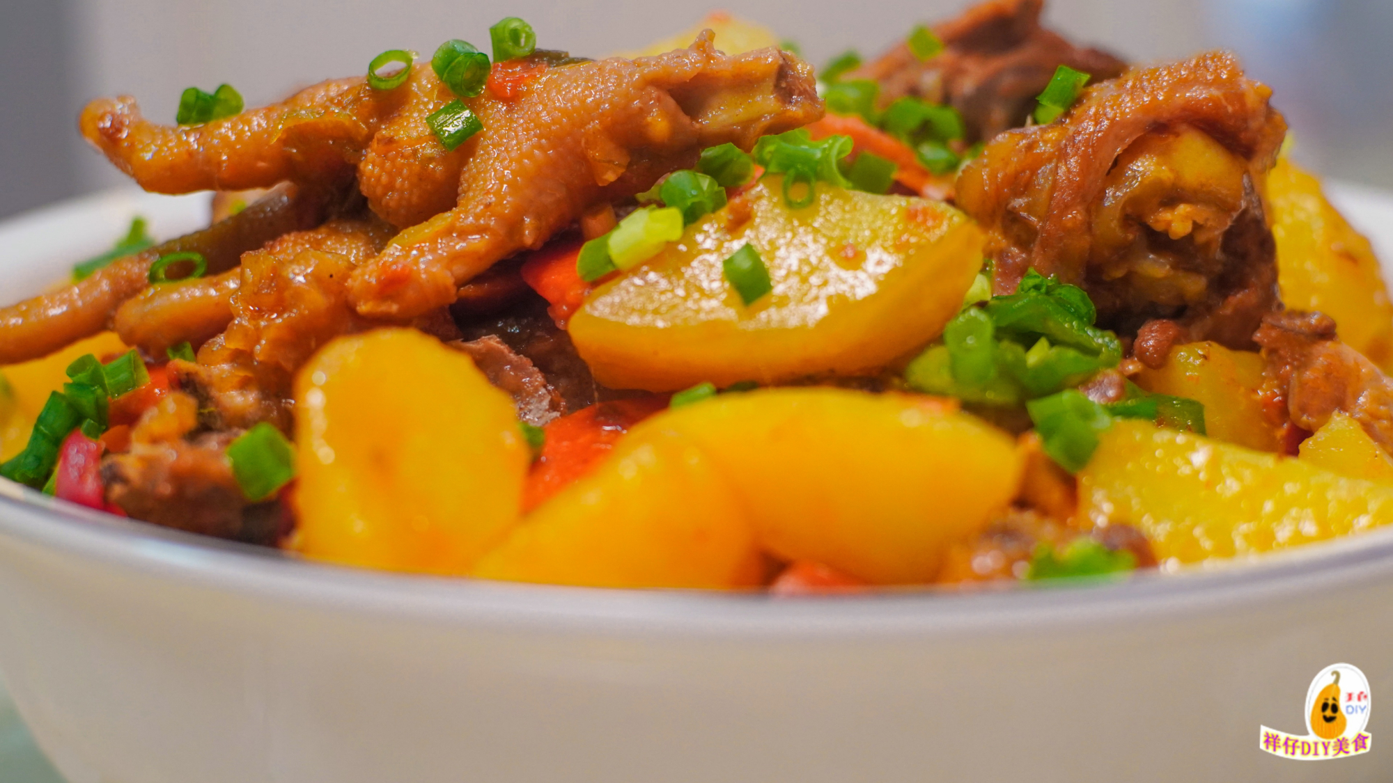 土豆烧鸡,汤汁不黏稠,锅底不糊,原来它有小窍门