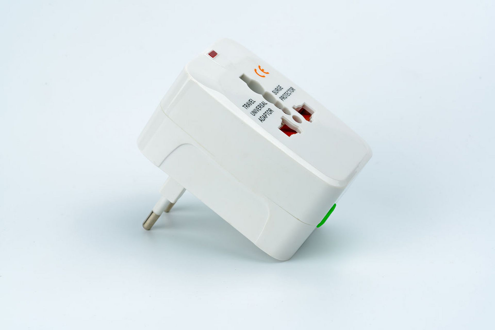 屋里来客人,一人一个手机,都没地方充电, 还好我准备了这个魔方插座.