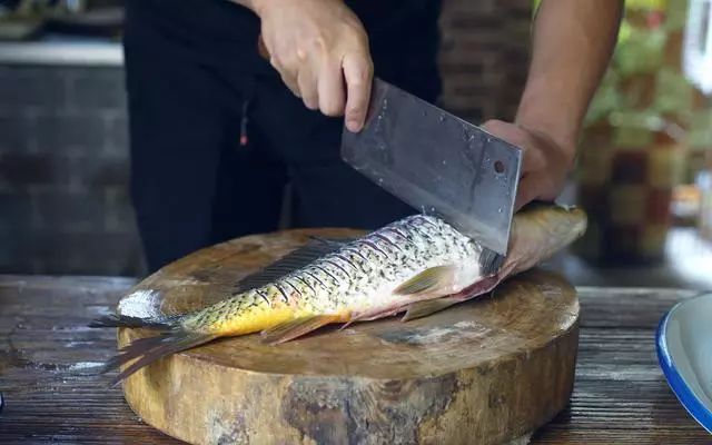 傳統蔥油鯉魚做法,很多人已經不會做了,魚肉鮮嫩,味道美