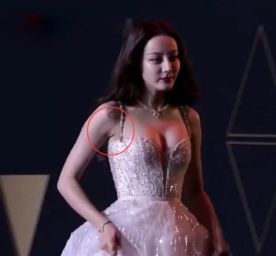 迪丽热巴发福了?出席活动生图曝光,双下巴和胳肢窝纹很明显