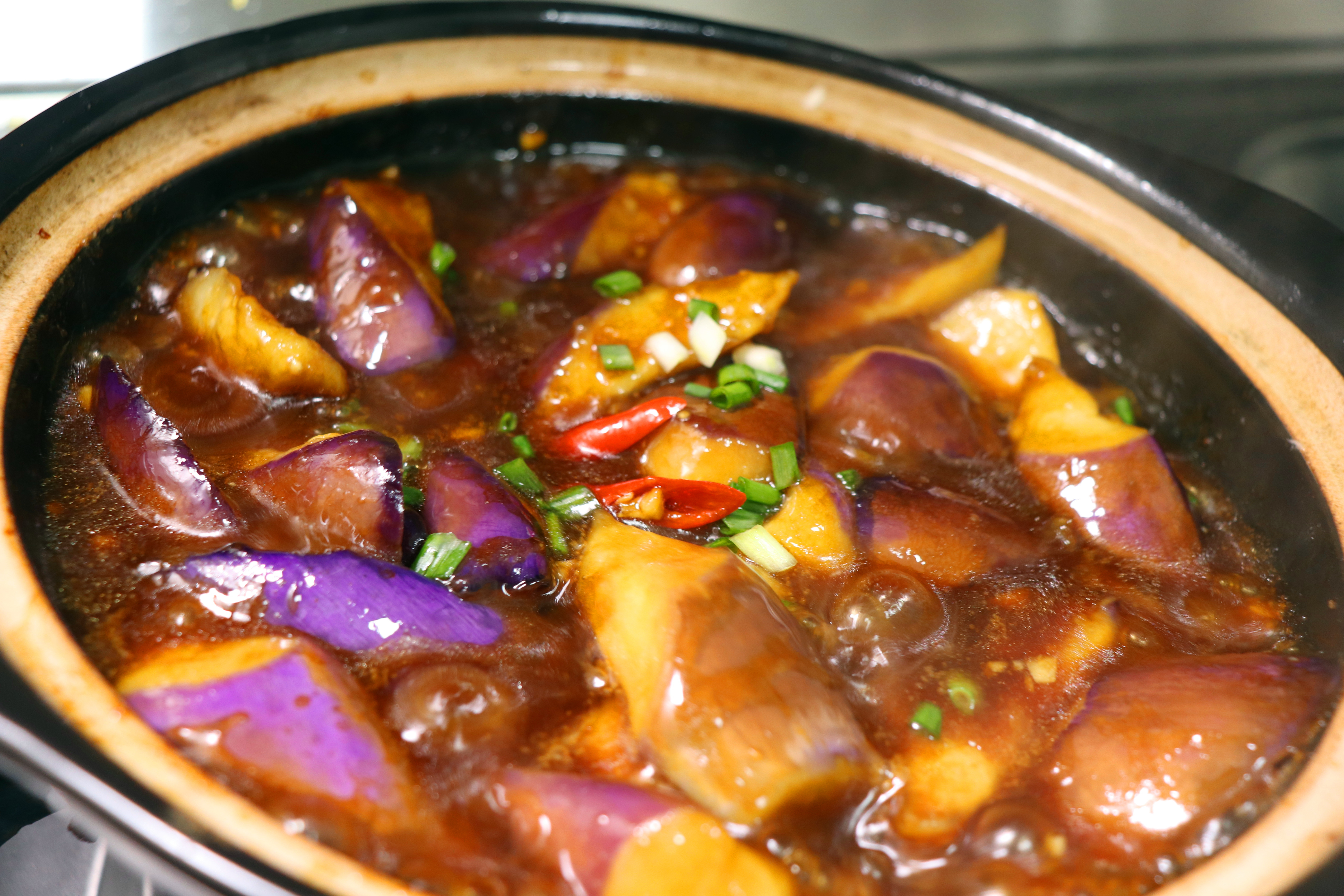 炒茄子时,先放油就大错特错,大厨教你一招,茄子不吸油更软嫩