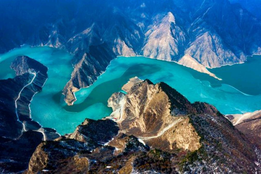 中国甘肃省甘南藏族自治州卓尼县洮砚乡,洮河航拍就像绿色巨龙