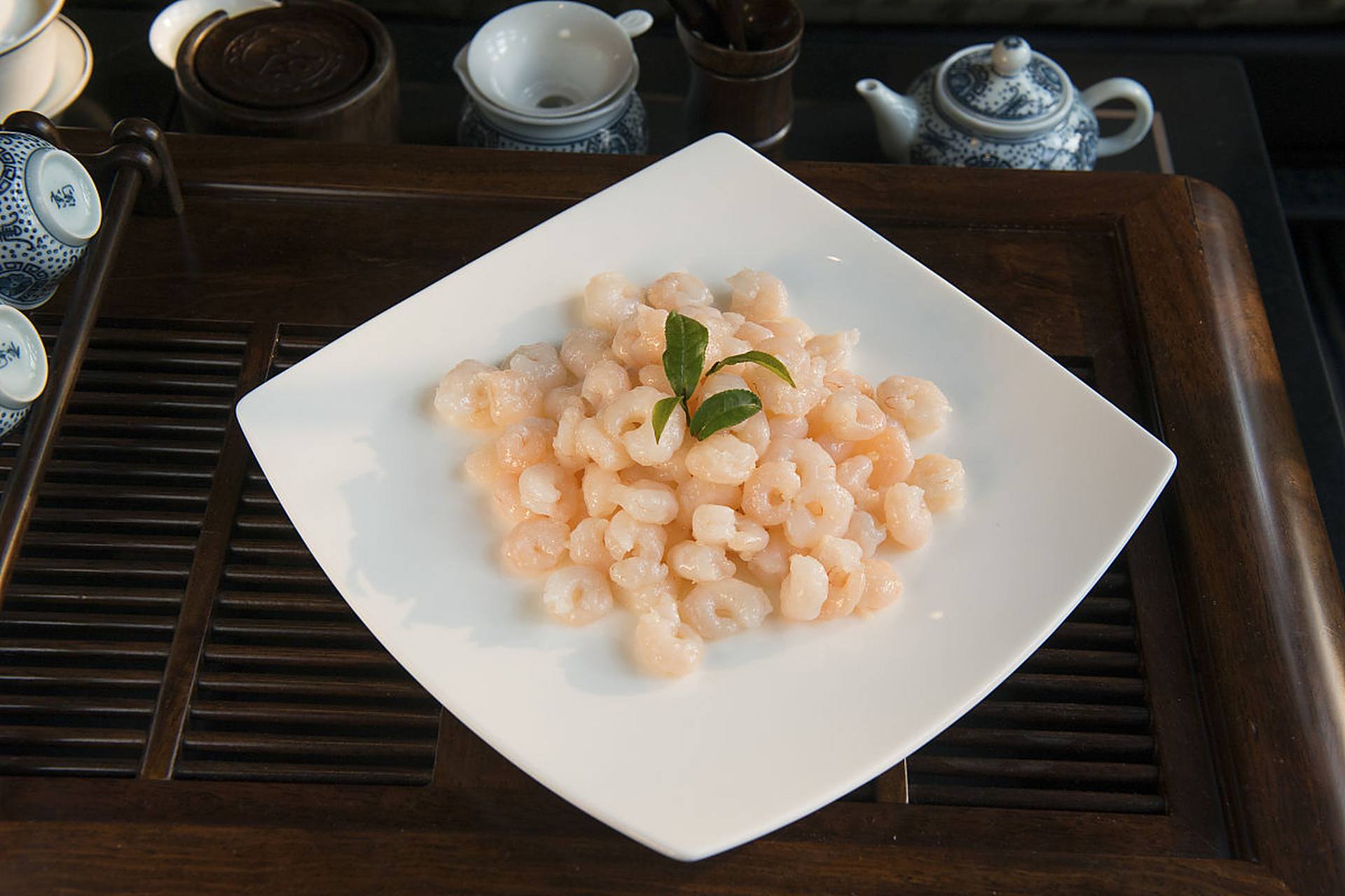 龙井虾仁:茶香鲜脆虾仁口感尽浓  龙井虾仁是浙江省杭州市著名的传统