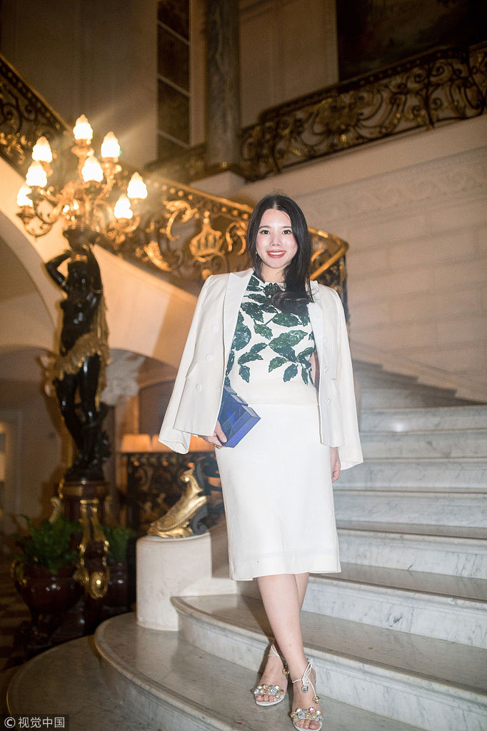 余晚晚现身巴黎时装周givenchy秀 优雅迷人笑靥如花