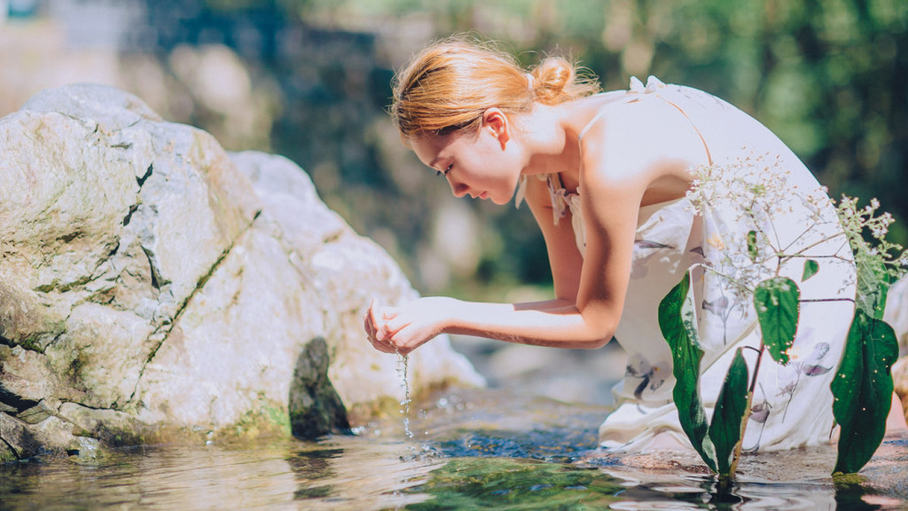 人像摄影:大山里的美女,泉水洗身,性感写真