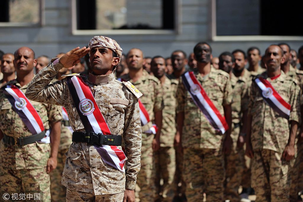 也门士兵参加毕业典礼 现场表演散打绝技