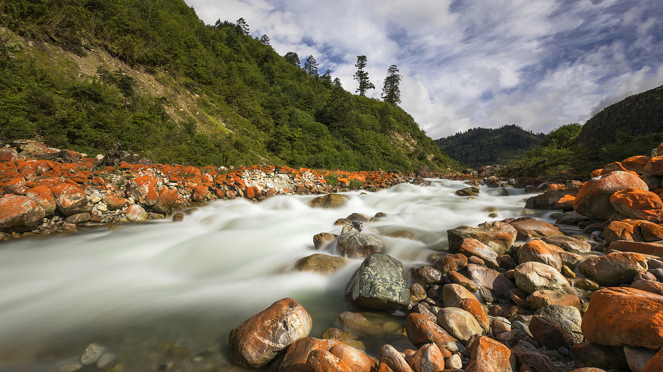 海螺沟位于四川省甘孜藏族自治州的泸定县内,是贡嘎山风景区和峨眉山