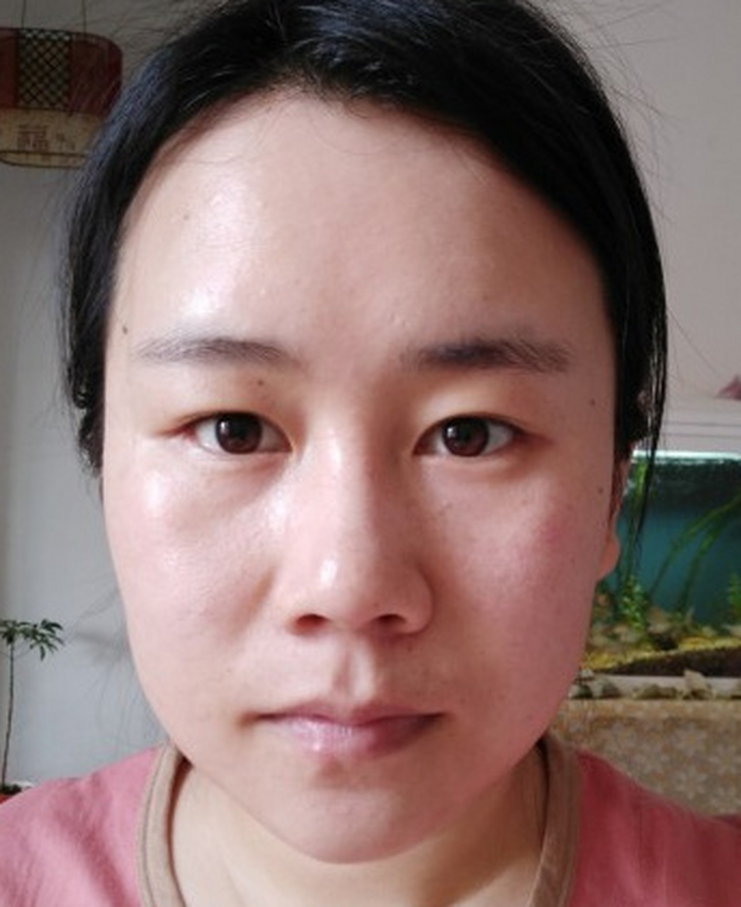 额头日月角饱满明亮,与父母互动比较频繁,父母身体不错,少年时运较好