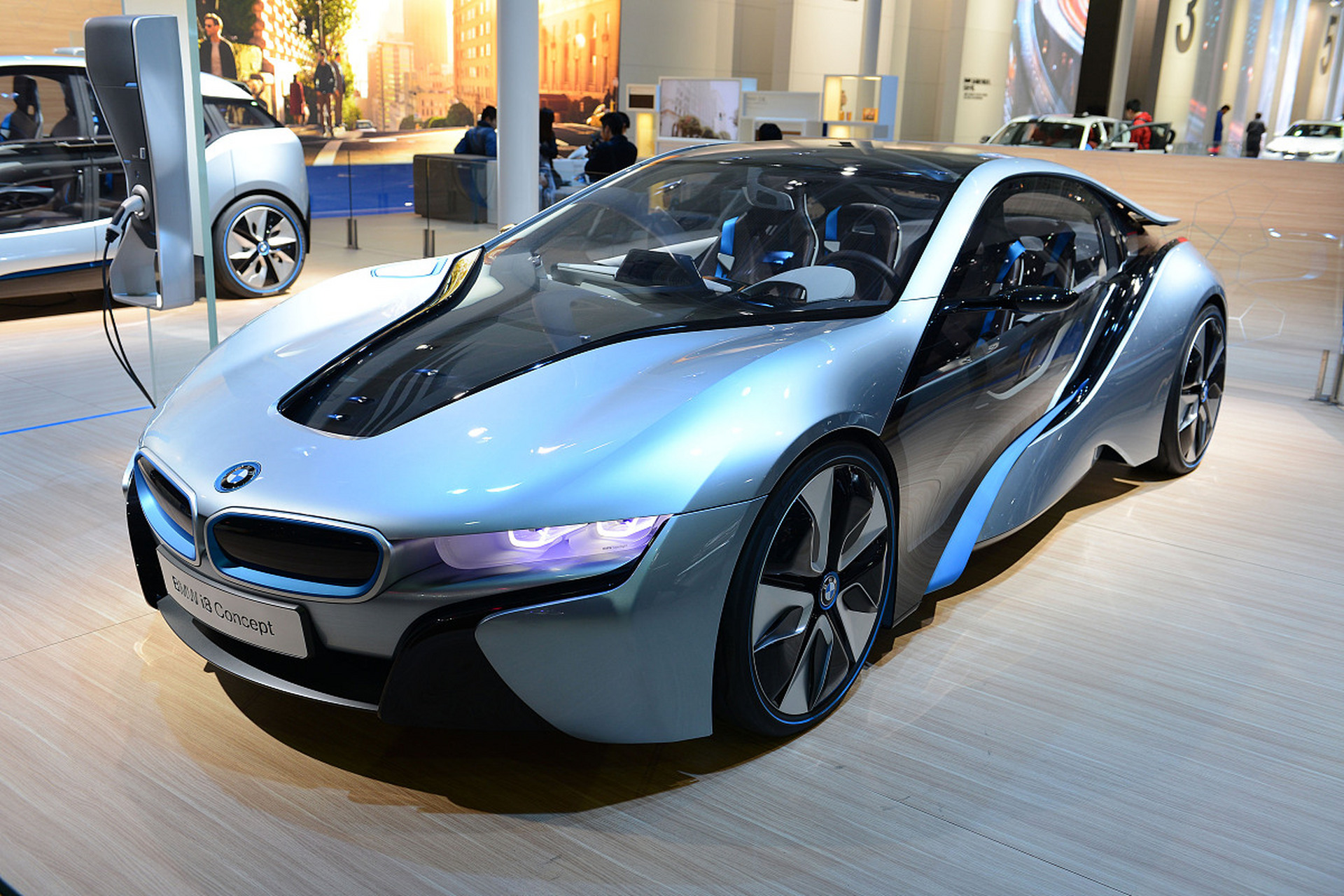 i8 bmw i8是一款独特的豪华混合动力跑车,由宝马汽车公司推出