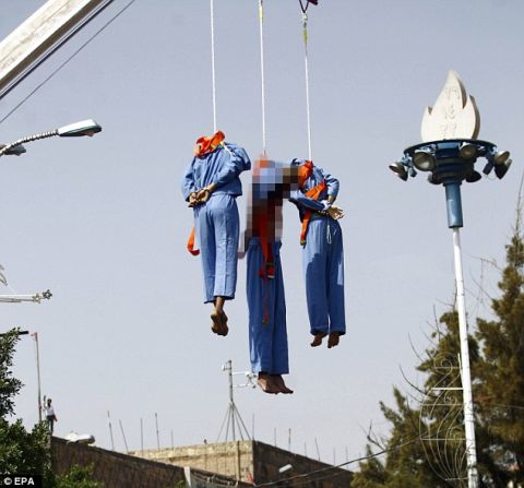 三名恋童癖因强奸10岁男孩被枪决,尸体被吊在起重机上示众