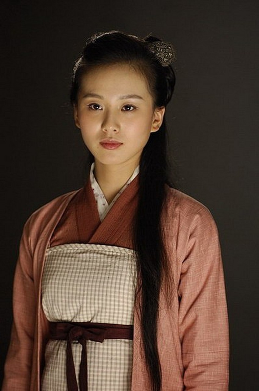 《笑傲江湖》中的岳灵珊排名第九,是华山派掌门