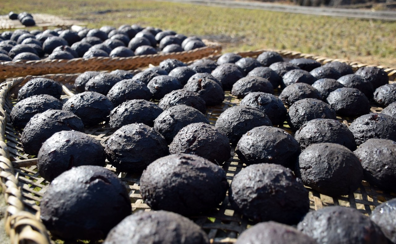 大妈卖"最洋气的煤球",13元1斤供不应求,顾客:难得的年货!