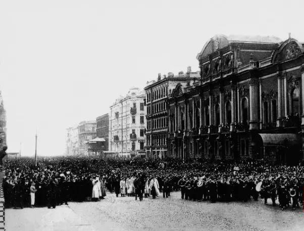 图为1904年10月,第二太平洋舰队出发前在沙俄首都圣彼得堡举行盛大