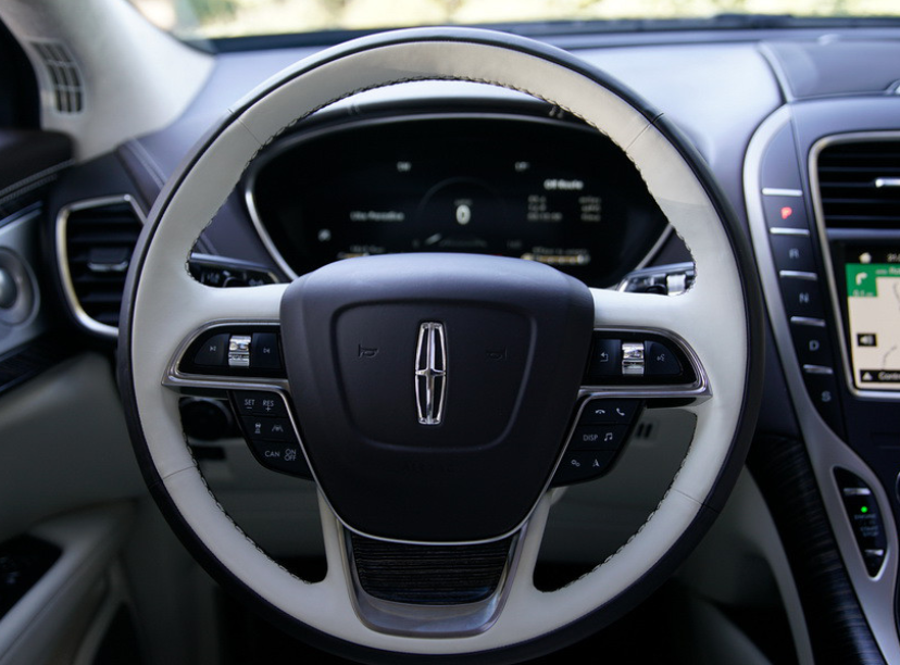 方向盘摸着舒服,打到底转向半径小,其他还行