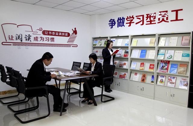项目部资料员史凡凡动情地说,"我们职工书屋书籍涉及各个岗位,下班后