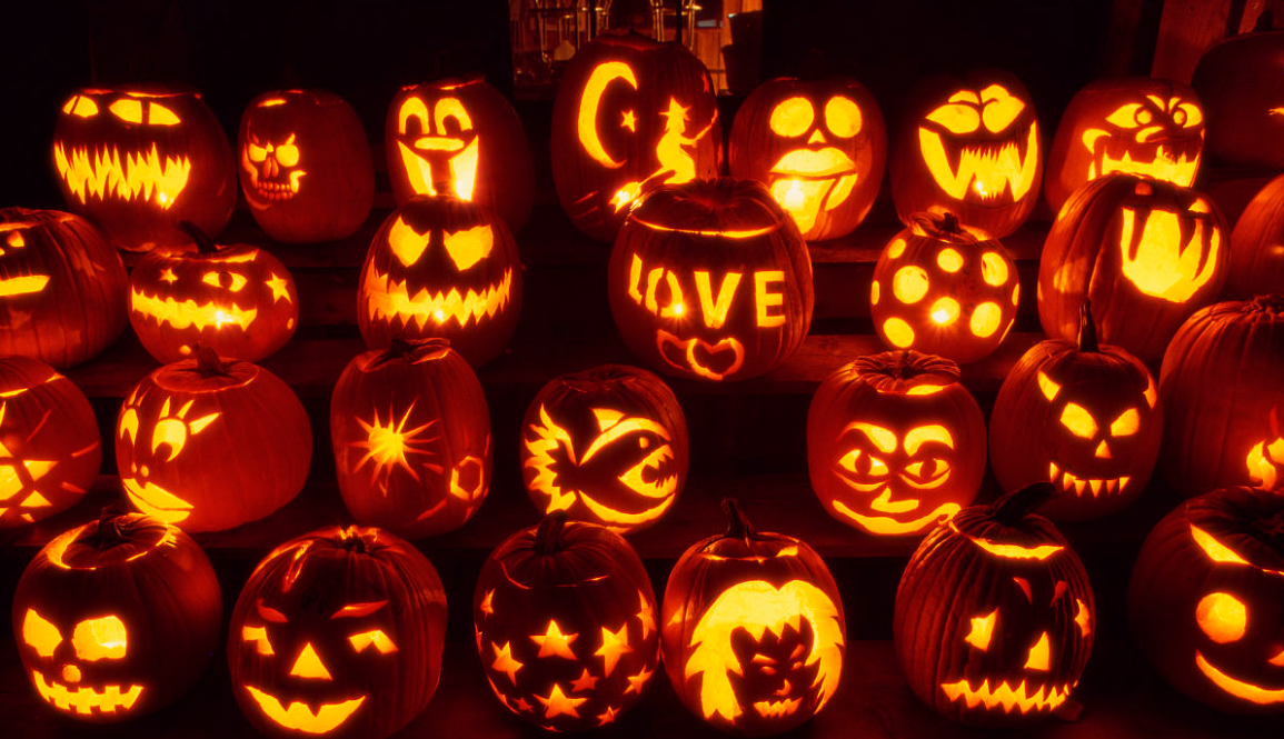 万圣节前夜,带着你亲手制作的南瓜灯去整蛊你的小伙伴们吧