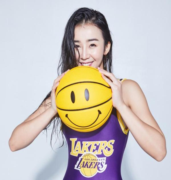 篮球主播张曼源穿湖人球衣大晒好身材