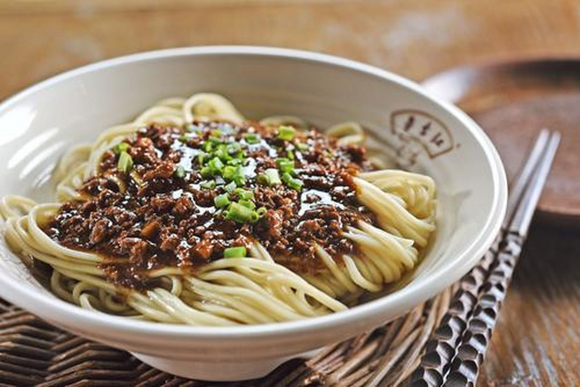 担担面的由来说法不一,但川菜派系中的老师傅普遍认为