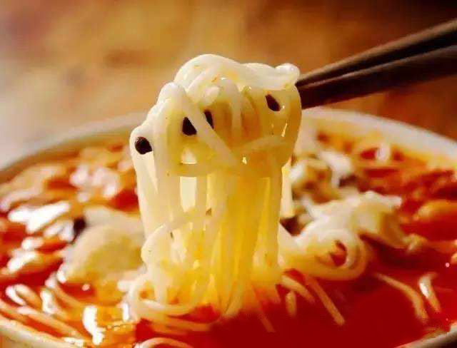 鱼片还能搭配贵州的秘制酸汤?六盘水酸汤鱼粉开胃又健康!