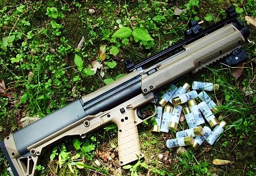ksg霰弹枪的使用者可以手动切换内部供弹的弹仓,每个管式弹仓能够装填